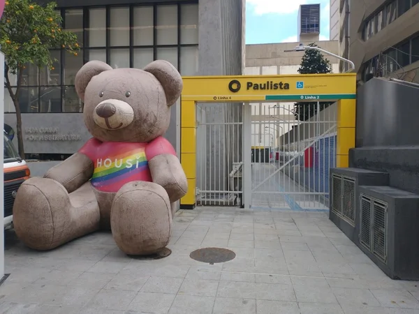 Acesso à Estação Paulista pela Rua Bela Cintra