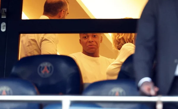 Imagem colorida de Mbappé em um camarote - Metrópoles