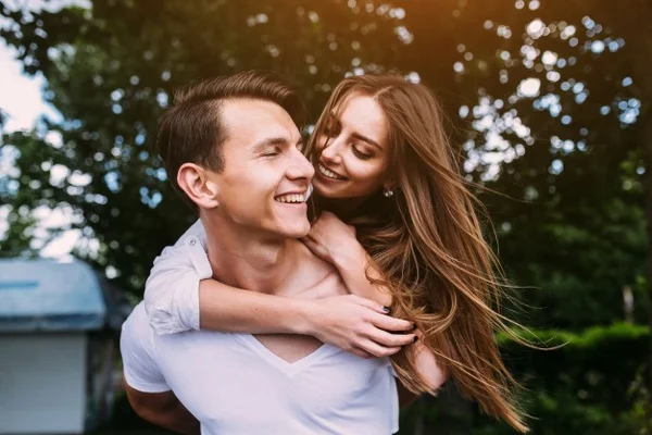 Mulher e homem abraçados, casal