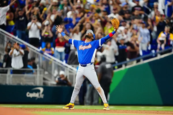 Imagem colorida de jogo de beisebol- Metrópoles
