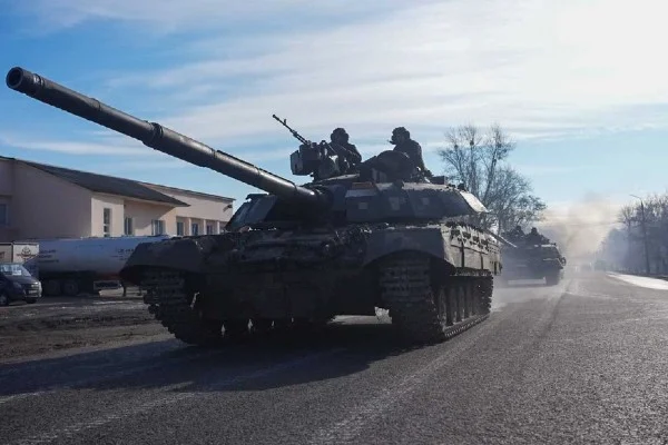 Tanques ucranianos são vistos em cidade da região após o ataque russo -Metrópoles