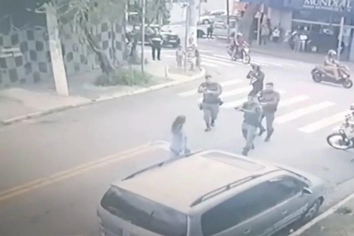 Imagens mostram o momento em que PM mata mulher que estaria em surto na zona norte de SP Imagens mostram o momento em que PM mata mulher que estaria em surto na zona norte de SP