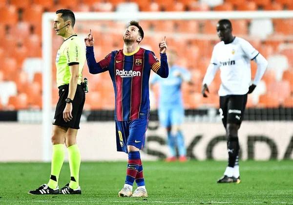 Messi é decisivo, Barcelona bate o Valencia e segue vivo no Espanhol