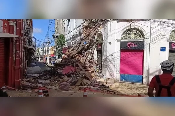 Imagem colorida, Fachada de prédio histórico desaba no Centro de Belém e interdita ruas - Metrópoles