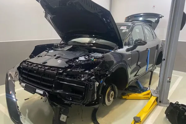 Porsche depenada após roubo em concessionária em São Paulo. - Metrópoles