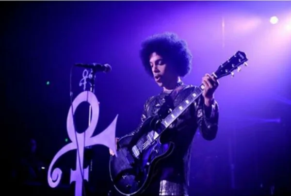 Prince morre aos 57 anos, em seu estúdio em Minessota, EUA