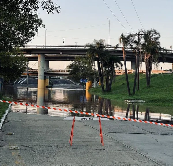 Imagem colorida de rua alagada em Porto Alegre, Rio Grande do Sul - Metrópoles