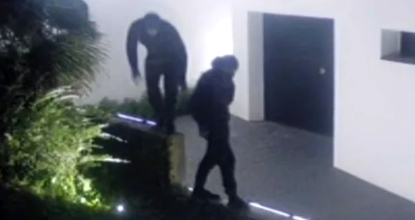 Bandidos pulam muro e tentam arrombar casa de Messi em Barcelona