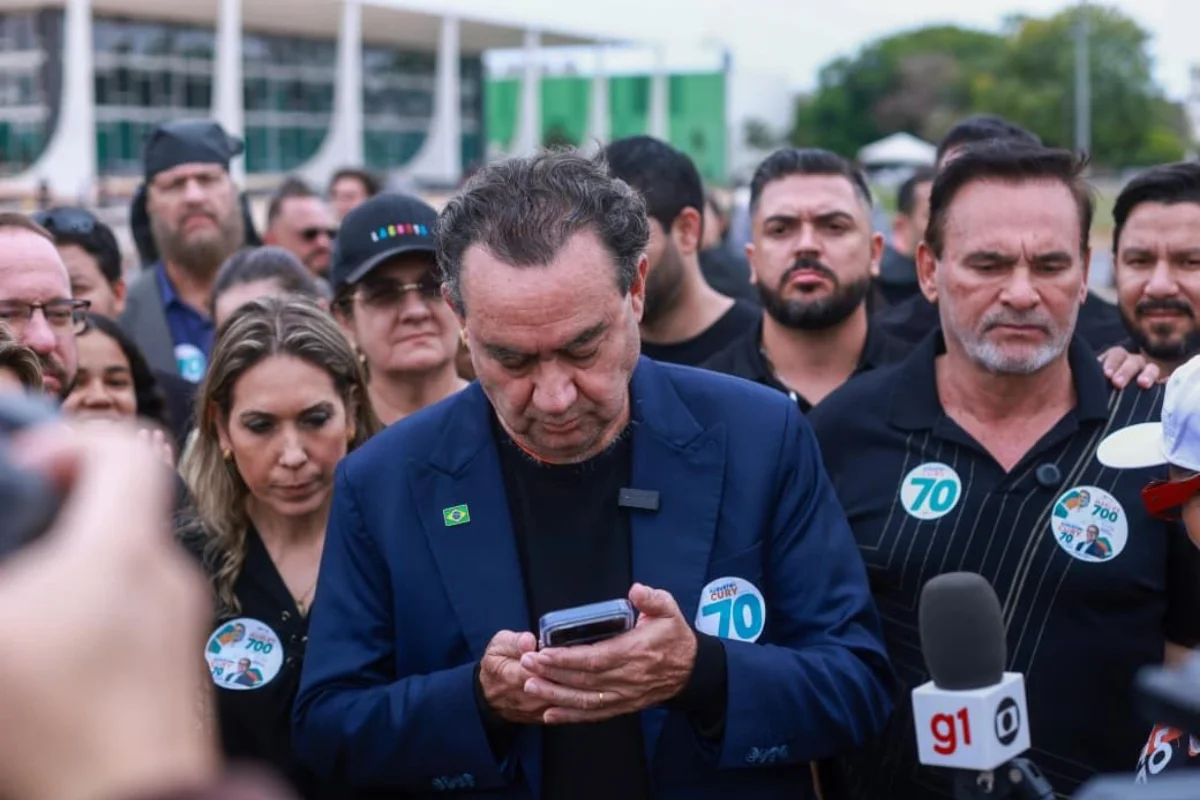 Cury fala com jornalistas após ato no STF Cury fala com jornalistas após ato no STF
