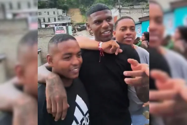 Imagem colorida de Roberth Arboleda com amigos no Equador