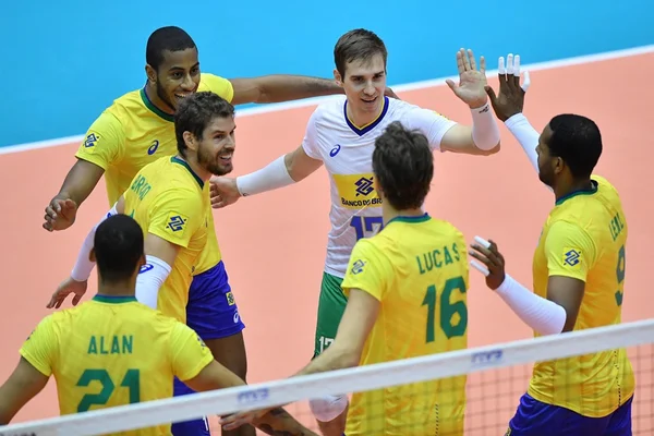 Brasil bate Argentina e segue invicto na Copa do Mundo de vôlei