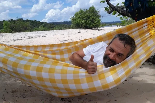 De férias, Abraham posta: “Ministro da Educação balança, mas não cai”