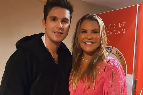 Foto colorida de Katia Aveiro e Luan Santana - Metrópoles