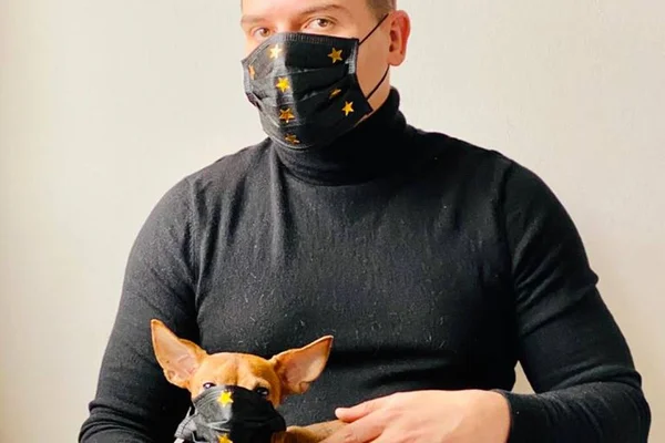 Coronavírus: influencer é criticado após por máscara em pet