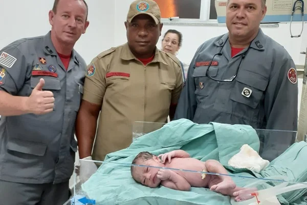 Sem saber da gravidez, mulher dá à luz em viatura dos Bombeiros