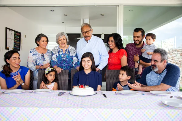 Cinco gerações da mesma família compartilham a mesma data de aniversário