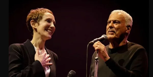 Fotografia colorida mostrando dois cantores-Metrópoles