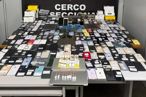 Imagem colorida mostra celulares apreendidos pela Polícia Civil em São Paulo - Metrópoles