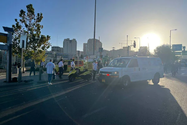 Imagem colorida mostra serviços de saúde atendendo vítimas de atentado a bomba em Jerusalém, Israel / Metrópoles