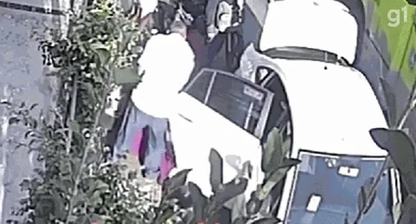 Mulher de 75 anos é roubada e agredida por taxista em corrida em BH