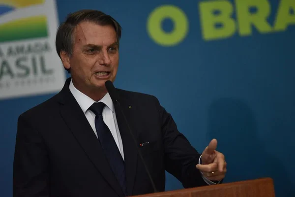 Análise: ao afrontar a ciência, Bolsonaro leva o país para voo cego