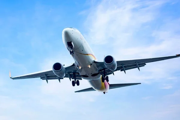 Imagem colorida de Avião sobrevoando o céu - Metrópoles