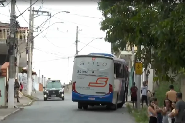 Rua com onibus e pedestres em Betim, Minas Gerais