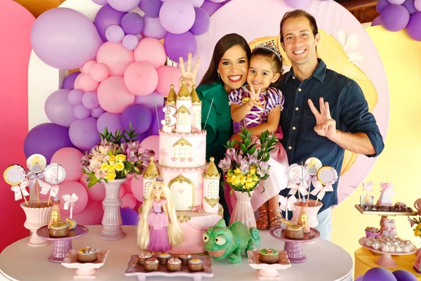 Mariana Jordão e Matheus Gomide festejam os 3 anos da pequena Olívia