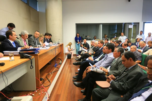 Distritais entregam relatório da CPI do Transporte ao MPDFT