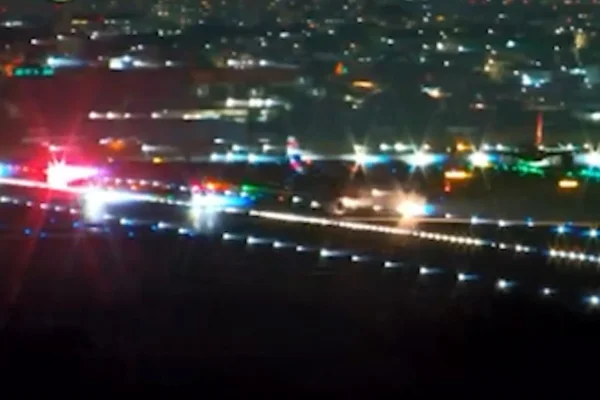 Imagem colorida de avião pousando após declarar pan-pan. Metrópoles