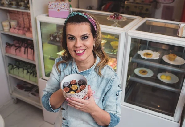 Aprenda a fazer brigadeiro de casamento com a chocolatier Renata Diniz