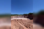 Durante a operação, foram apreendidos quatro caminhões, uma escavadeira e duas pás carregadeiras Durante a operação, foram apreendidos quatro caminhões, uma escavadeira e duas pás carregadeiras