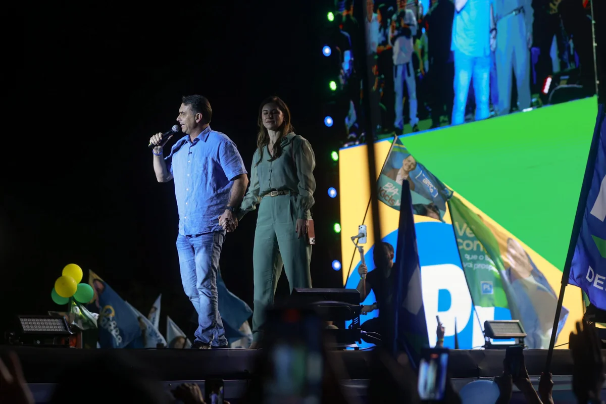 Flávio e Fernanda Bolsonaro em convenção do PL no DF Flávio e Fernanda Bolsonaro em convenção do PL no DF