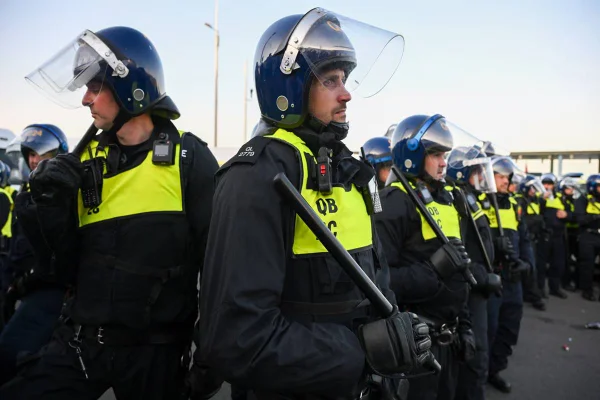 Imagem colorida de agentes contendo protestos no Reino Unido - Metrópoles