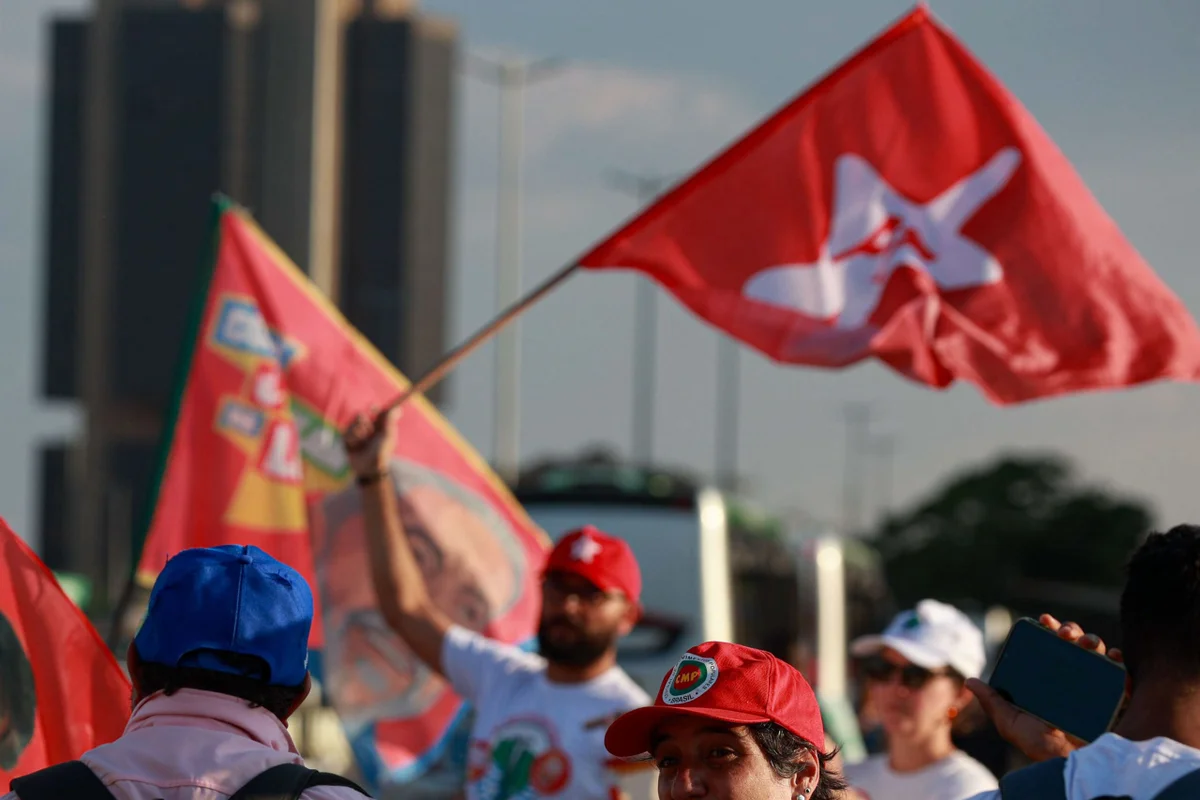 Profissão “bandeirinha”: centenas de pessoas fazem renda extra na eleição - imagem 3 Profissão “bandeirinha”: centenas de pessoas fazem renda extra na eleição - imagem 3