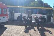Passageiro ficou ferido após ser atingido por uma peça de ferro que atravessou o vidro lateral de um ônibus, em Taguatinga (DF) Passageiro ficou ferido após ser atingido por uma peça de ferro que atravessou o vidro lateral de um ônibus, em Taguatinga (DF)