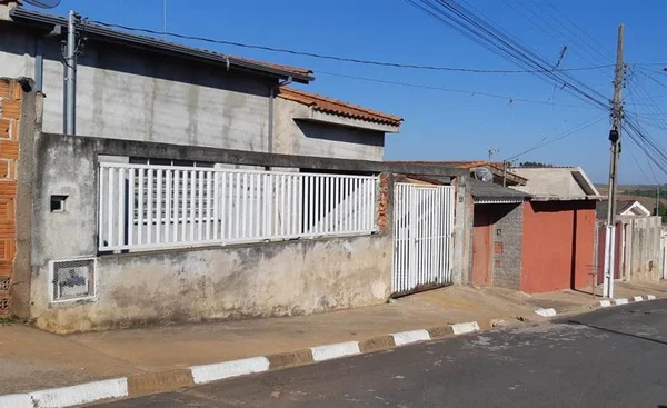 Homem mata família vizinha a tiros e comete suicídio