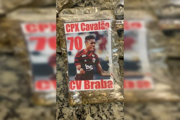 Quadrilha usa foto de Bruno Henrique para estampar embalagem de droga