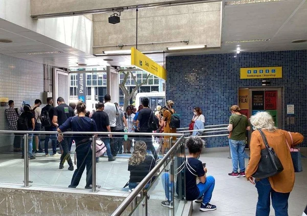 Passageiros na Linha 4 do Metrô de SP