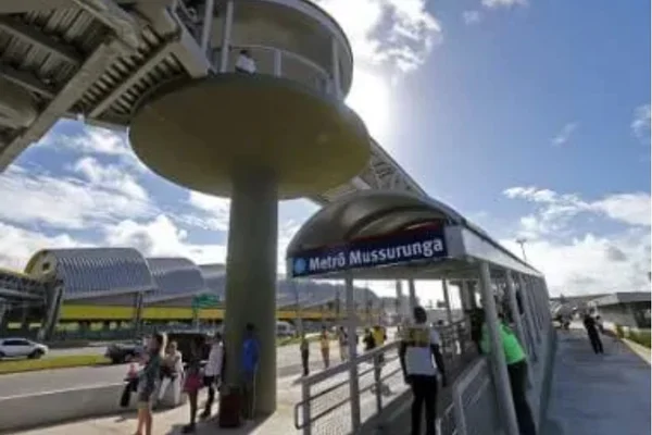 Imagem colorida: passageiros aguardam em estação de metrô de Salvador- Metrópoles