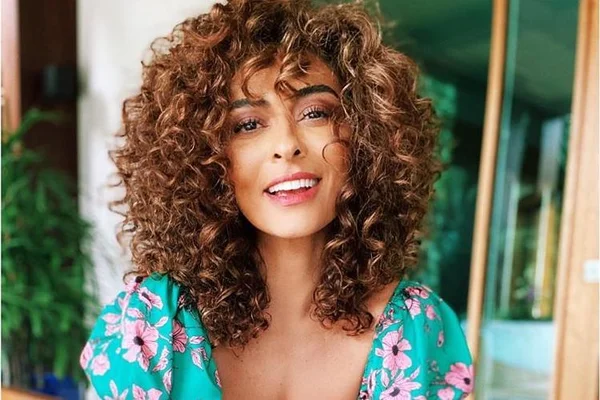 Juliana Paes exibe corpão ao se refrescar em ducha: “Maravilhosa”