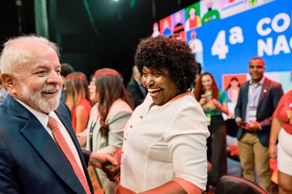 Foto colorida do presidente Lula e a deputada federal Benedita da Silva (PT) - Metrópoles