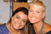 Xuxa e Preta Gil posam juntas e sorridentes