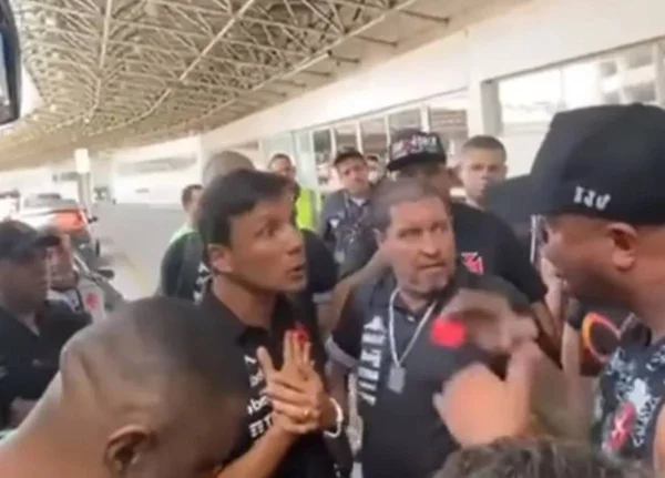 Vasco emite nota de repúdio após cobranças de torcedores. Assista