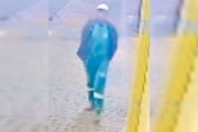 Print de uma câmera de segurança que mostra Rildo caminhando em uma rua