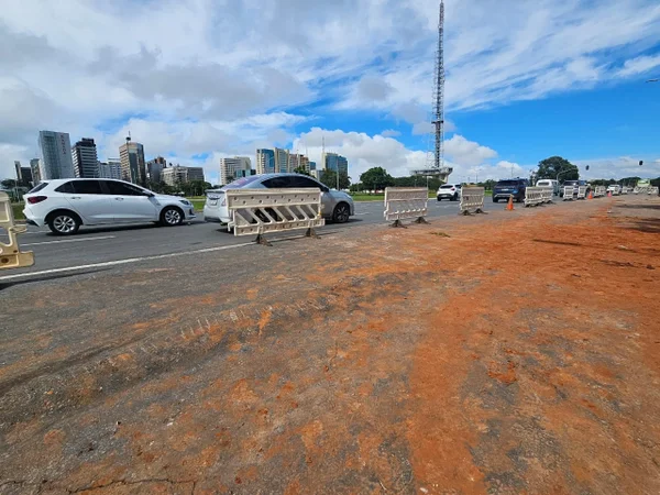 Torre Palace: Eixo Monumental tem faixa interditada após implosão