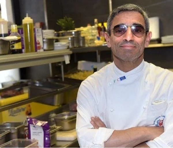 Foto colorida de mafioso italiano que estava foragido há 16 anos, ele trabalhava como pizzaiolo na França - Metrópoles