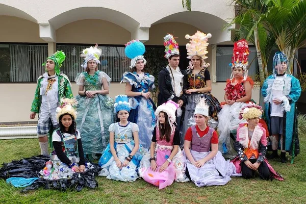 Escola Americana de Brasília encena peça com figurinos reciclados