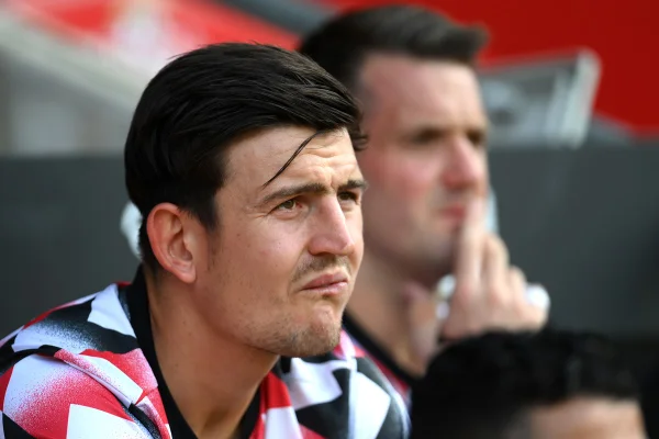 Harry Maguire foi de capitão a reserva