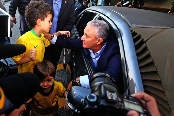 Seleção Brasileira desembarca no Rio com Tite e sete jogadores